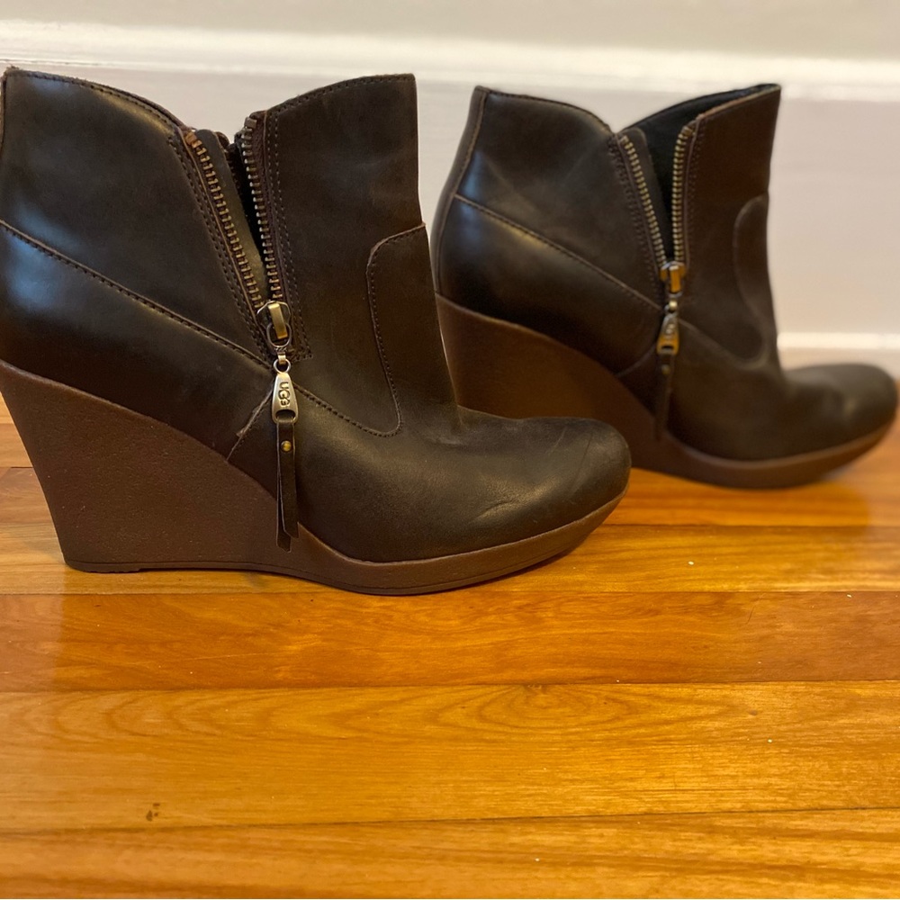 Ugg leather booties NWOT size 8.5 run small